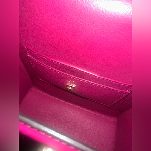 New Salvatore Ferragamo women’s bag with dust bag included - Picture 14 of 16